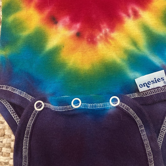Vintage Tie Dye Onesie Heart Rainbow Size Newborn to 12 lbs Short sleeve Unisex - Picture 3 of 4